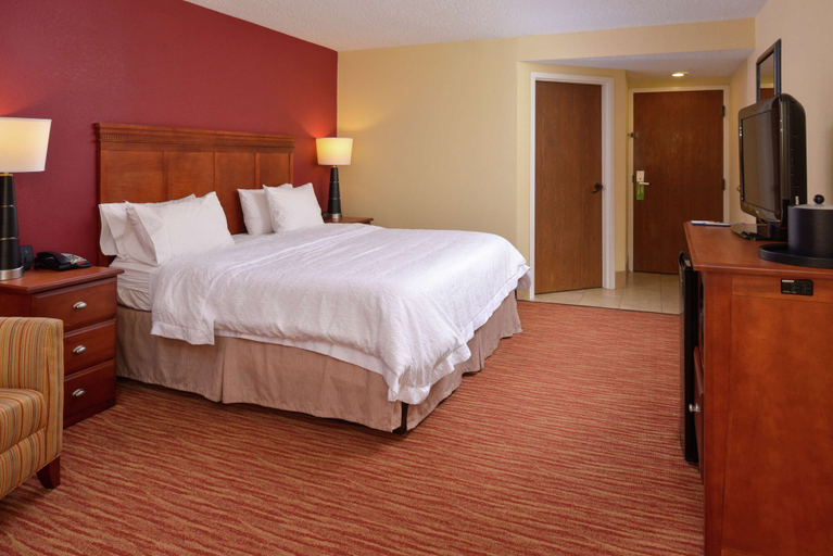 Bedroom 3, Hampton Inn Columbus-East, Fairfield