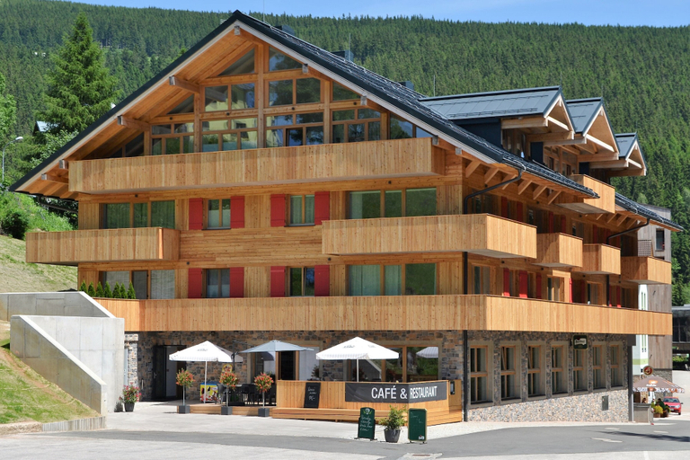 Exterior & Views