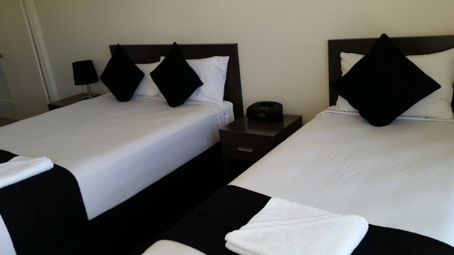 Bedroom 4, Dooleys Capella Tavern and Motel, Peak Downs