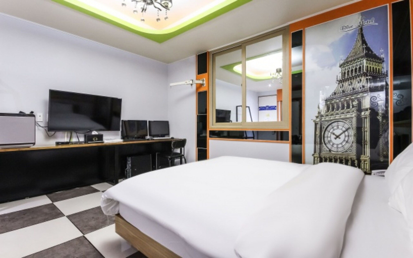 Bedroom 4, Blue Motel, Gwangsan