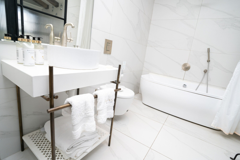 Bathroom 5, Zamarin Hotel