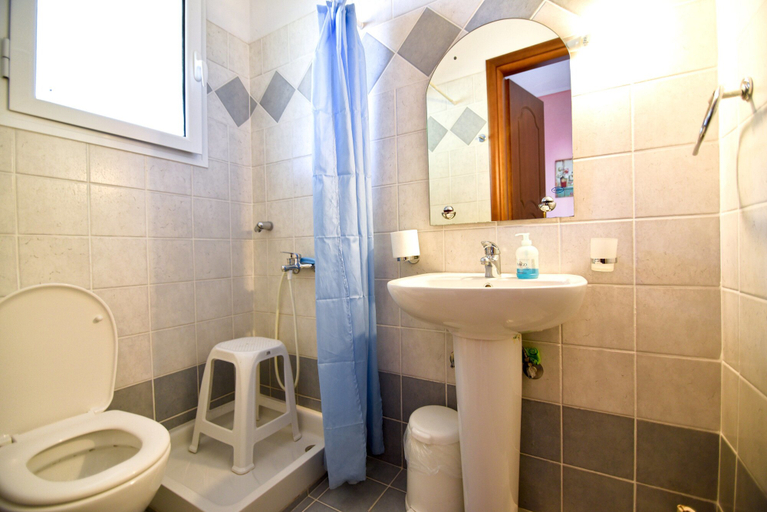 Bathroom 5, Tsertos Apartments, Central Greece