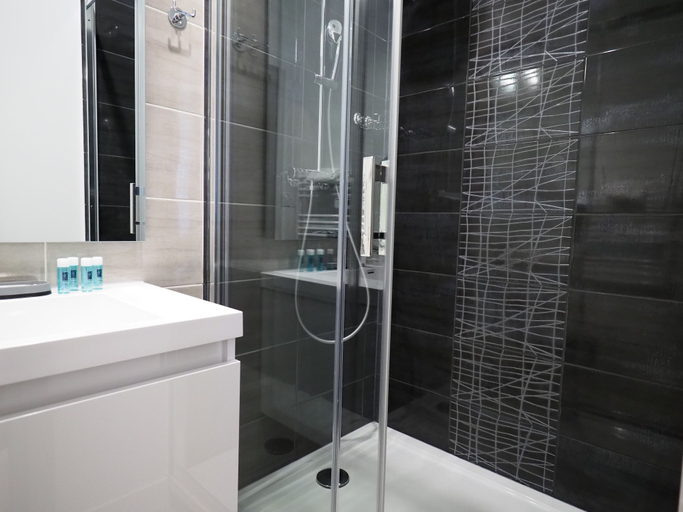 Bathroom 5, Hotel Le Biarritz - Vichy, Allier