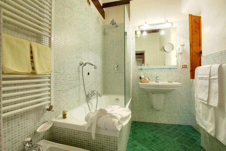 Bathroom 5, Villa Le Barone, Florence