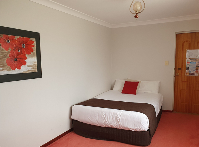Bedroom 3, McNevin's Warwick Motel, Warwick - Central
