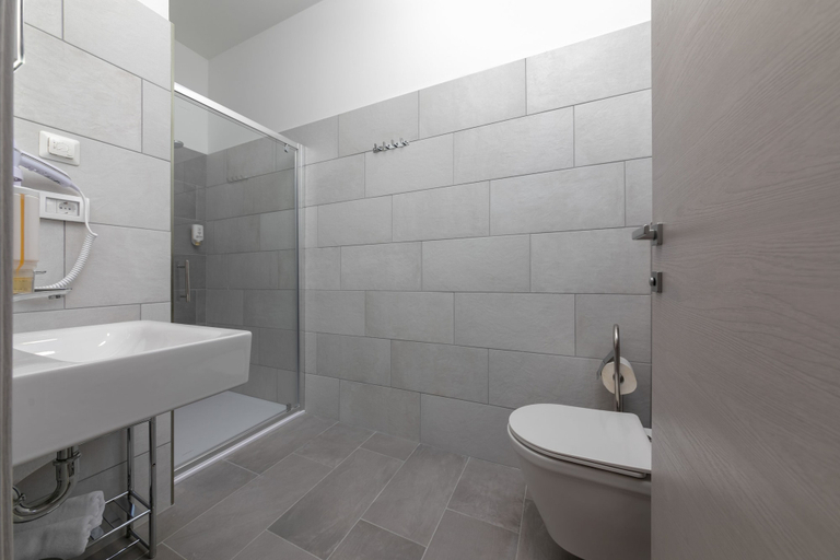 Bathroom 3, La Preziosa Rooms, Pula