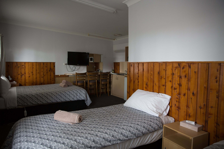 Bedroom 4, Darling River Motel, Bourke