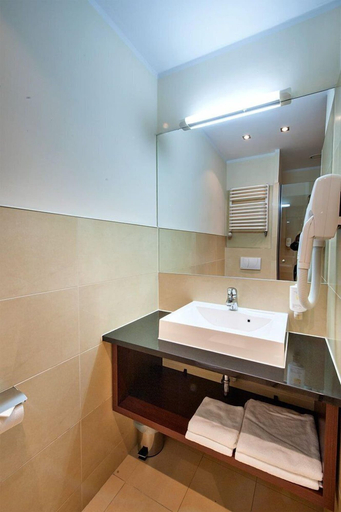 Bathroom 4, DeSilva Inn Katowice Airport, Lubliniec