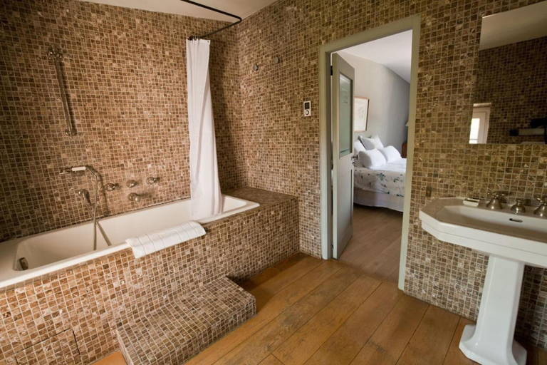 Bathroom 5, L'Oiseau qui Chante, Bouches-du-Rhône