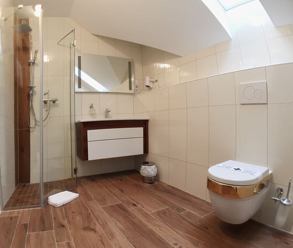 Bathroom 5, Kristallhotel Fettehenne, Leverkusen