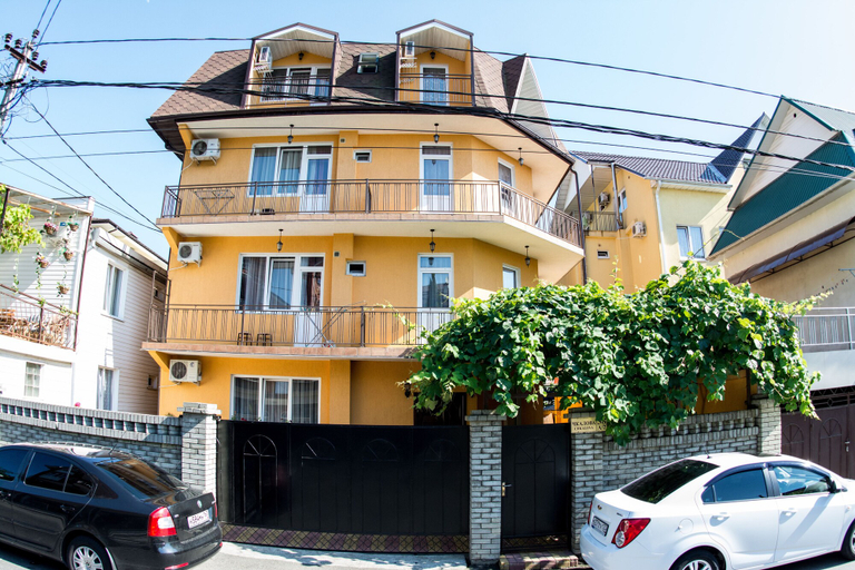 Exterior & Views
