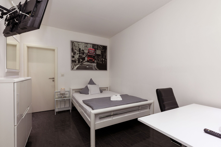 Bedroom 3, Hotel am Rosenplatz 24-hour check-in, free parking, guest kitchen, Gifhorn