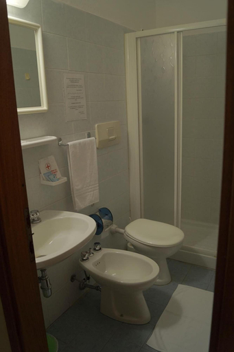 Bathroom 4, Stazione, Novara