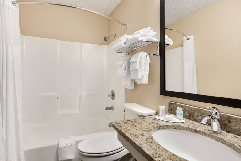 Bathroom 4, Super 8 by Wyndham Lincoln North, Lancaster