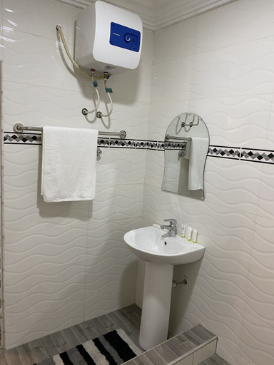 Bathroom 3, Bonsukoda Lodge, Accra