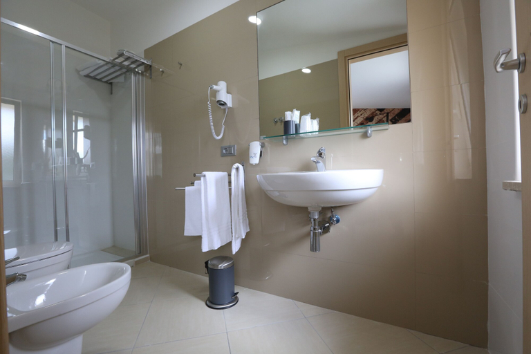 Bathroom 3, Medea Resort, Caserta