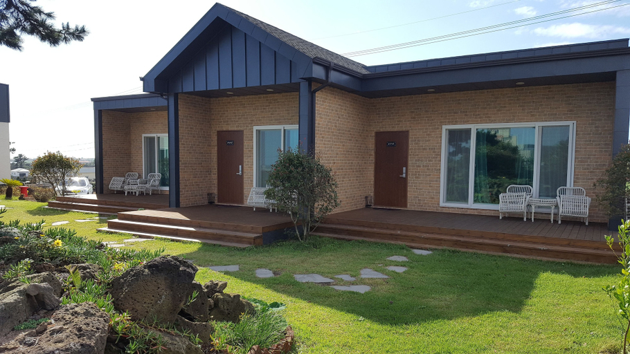 Exterior & Views 2, Wind Jeju Cafe & Pension, Seogwipo