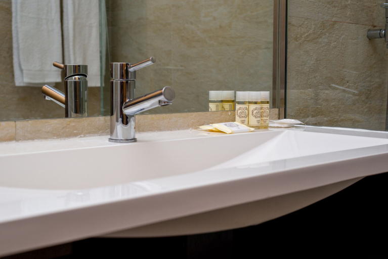 Bathroom 4, Pretty Porto Apartment by Soulsharing, Porto