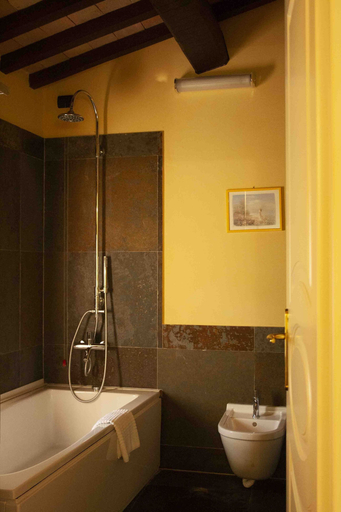 Bathroom 4, Castello di Baccaresca, Perugia