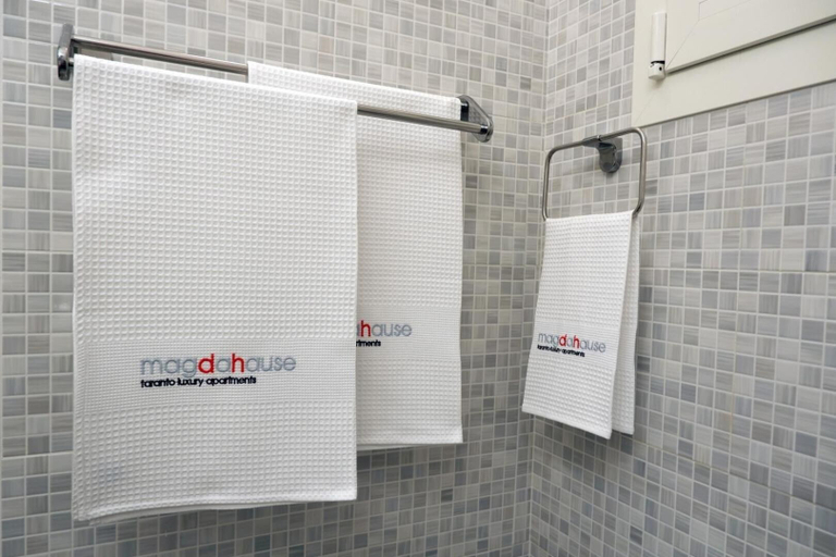 Bathroom 5, Magdahause, Taranto