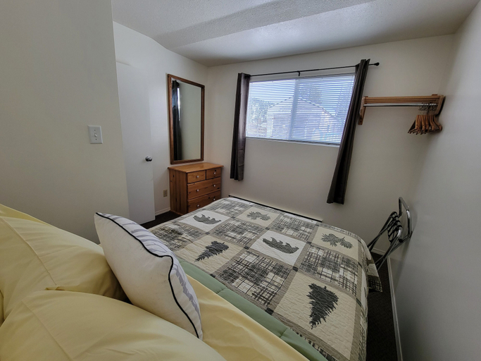 Bedroom 2, Mountain Springs Motel, East Kootenay