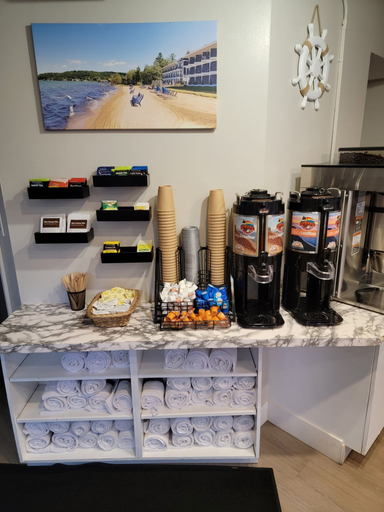 Food & Drinks 5, Pointes North Beachfront Hotel – 2 Person Spa Tub Studios, Grand Traverse