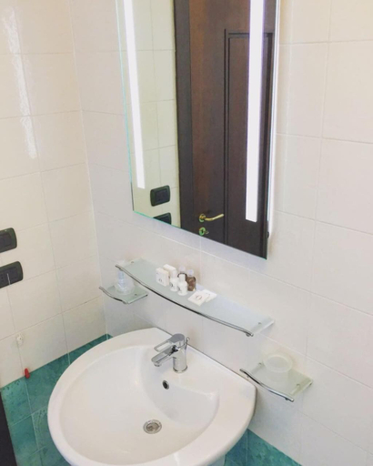 Bathroom 3, Hotel Corallo, Lecce