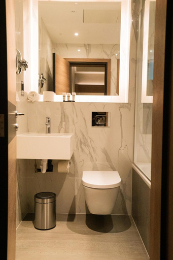 Bathroom 5, Oxford Hotel Earl's Court, London