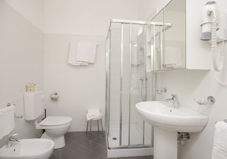 Bathroom 4, Grand Hotel Mediterranée, Genova