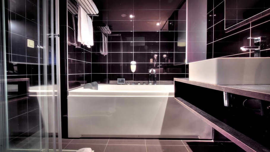 Bathroom 4, Utopia Hotel, Hainaut