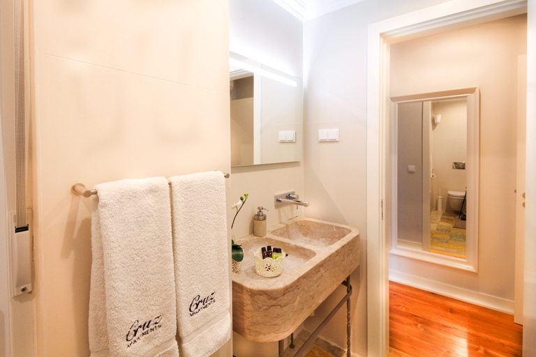 Bathroom 3, Cruz Apartments, Lisbon