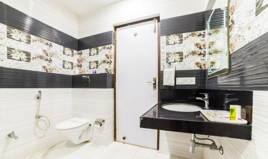 Bathroom 3, Hotel Heeralal, Bikaner