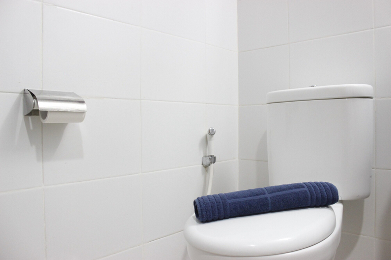Bathroom 3, Scenic Studio Apartment at Beverly Dago near ITB, Bandung