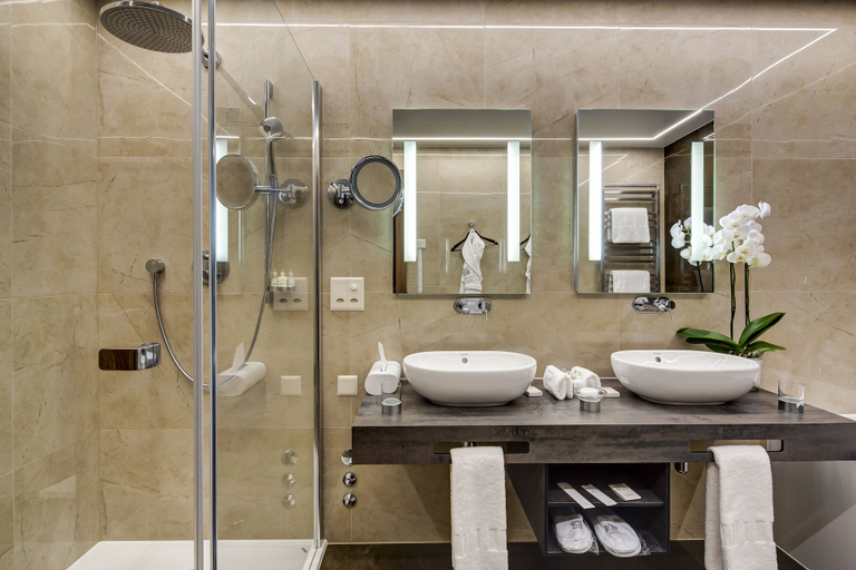 Bathroom 5, Lausanne Palace, Lausanne