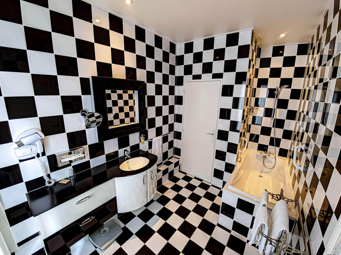 Bathroom 4, Hôtel de l'Abeille Orléans, Loiret