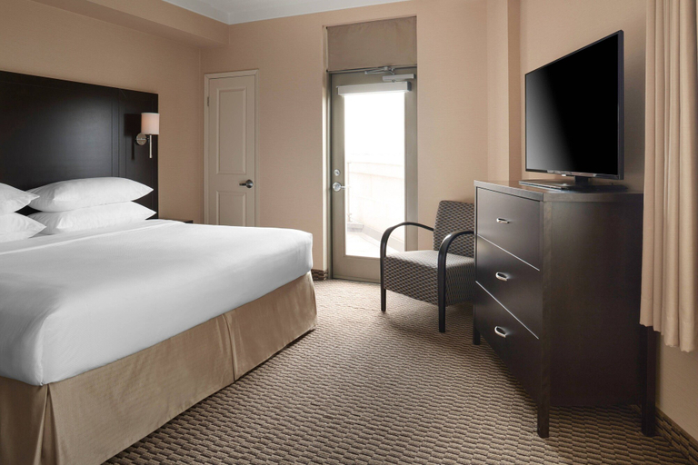 Bedroom 3, Delta Hotels by Marriott Guelph Conference Centre, Wellington