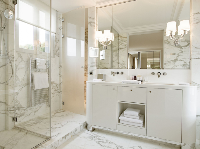 Bathroom 5, Grand Hotel du Palais Royal, Paris