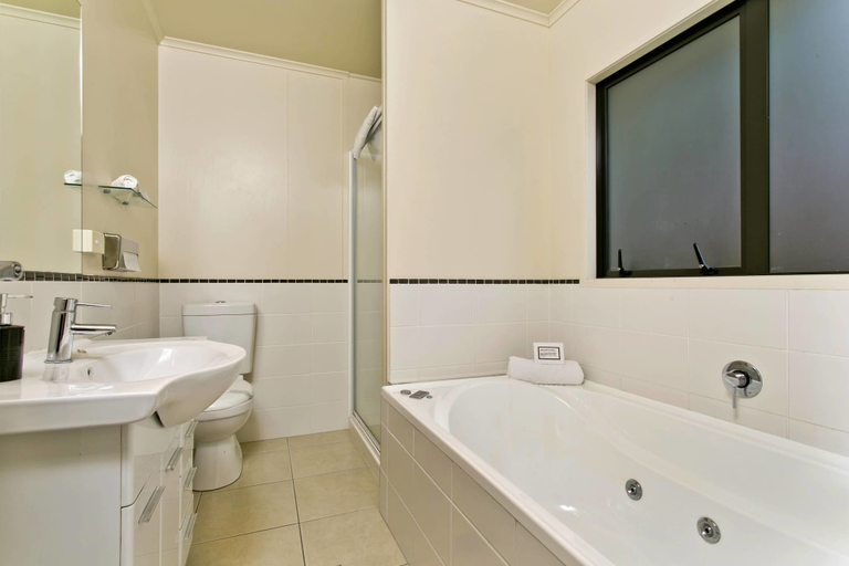 Bathroom 3, Ballinor Motor Inn Hamilton, Hamilton