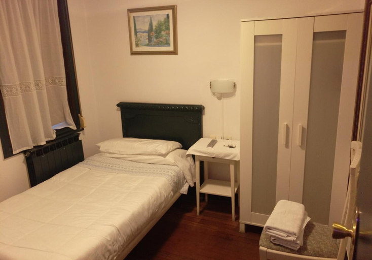 Bedroom 2, Pension Areeta, Vizcaya