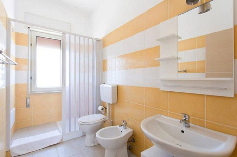 Bathroom 4, Case Playa, Palermo