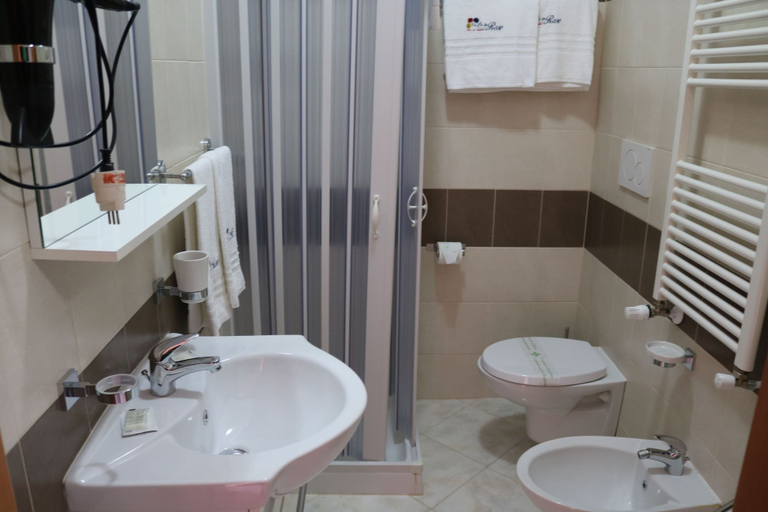 Bathroom 5, Le Tre Rose Bed & Breakfast, Bari