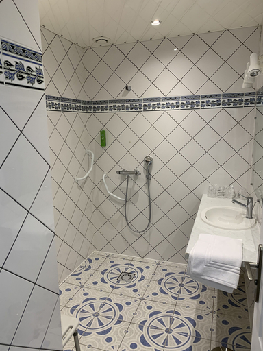 Bathroom 5, Le Melchior, Gironde