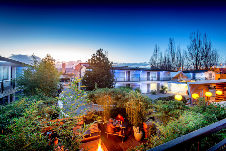 Exterior & Views