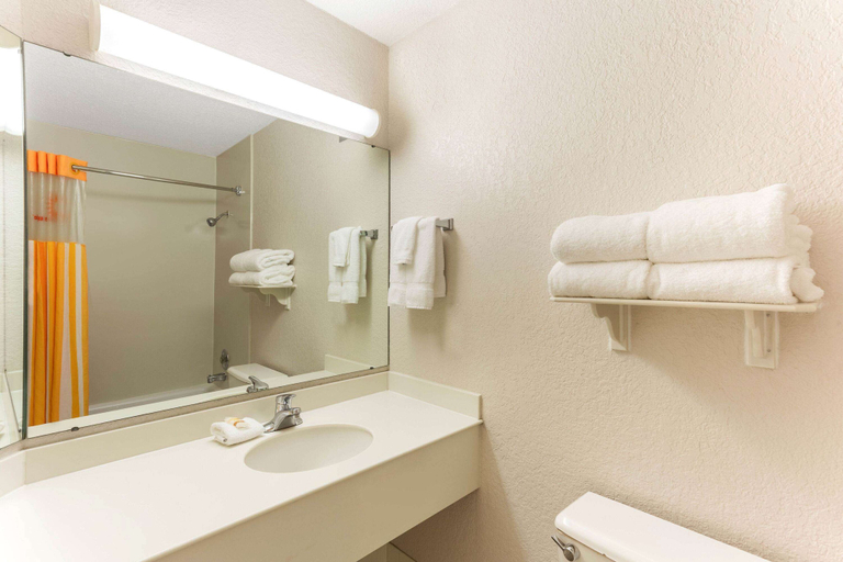 Bathroom 4, La Quinta Inn & Suites by Wyndham Redding, Shasta