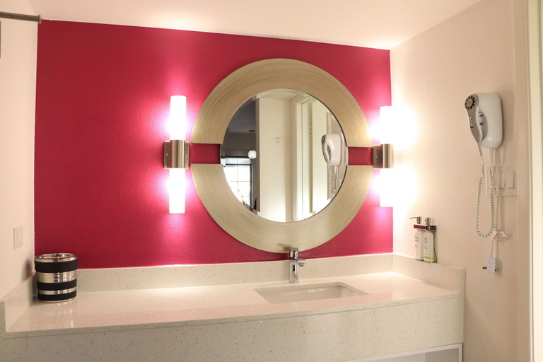 Bathroom 4, University Inn, Pima