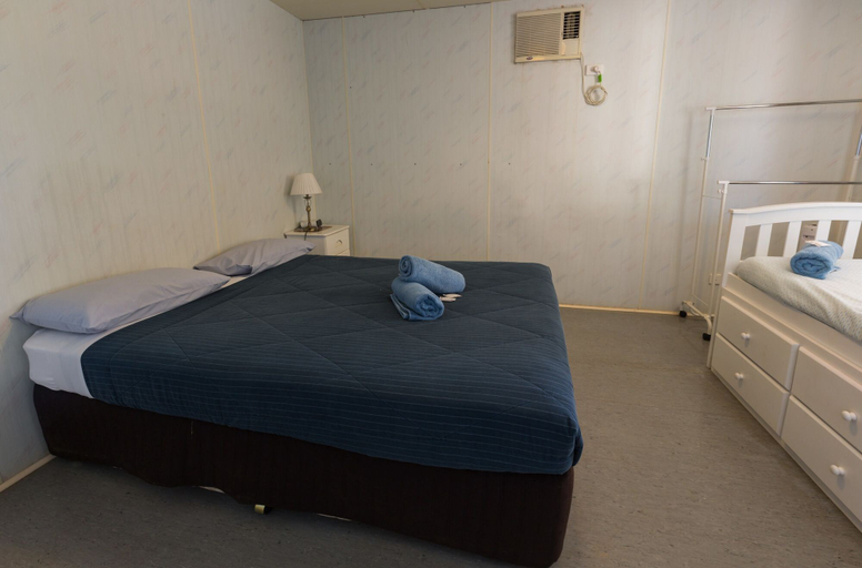 Bedroom 3, Drummond Cove Holiday Park Home, Chapman Valley