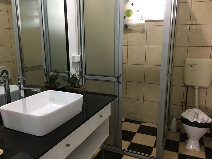 Bathroom 3, Tagimoucia House Hotel, Rewa