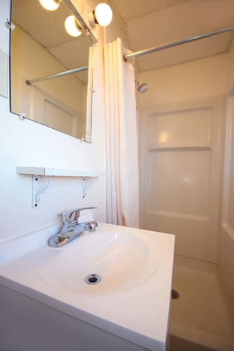 Bathroom 4, Oceanic Motel, Worcester