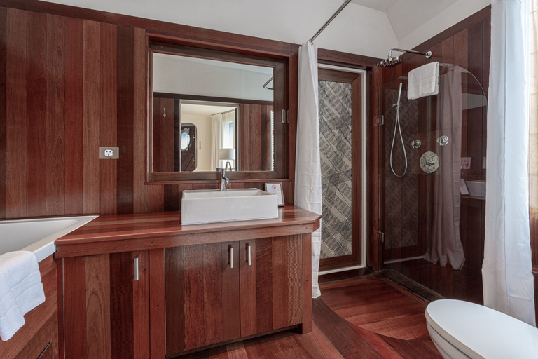 Bathroom 3, JOIVY Stunning 5-Bed Boathouse On The River Thames, London