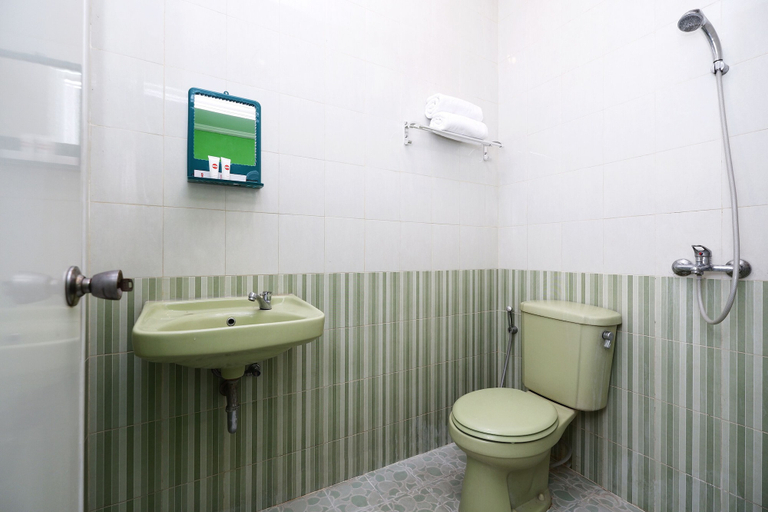 Bathroom, OYO 1815 Gatsu Residence, Semarang